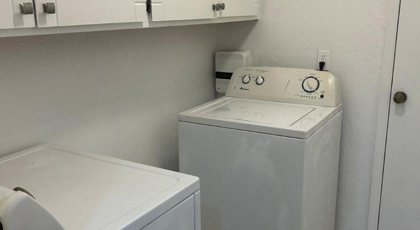 오클라호마 시티 (OK) Great Edmond home, near OKC with 3 beds, Wi-fi, cold AC, and central heat, fully fenced backyard 4성급 숙소 레스토랑