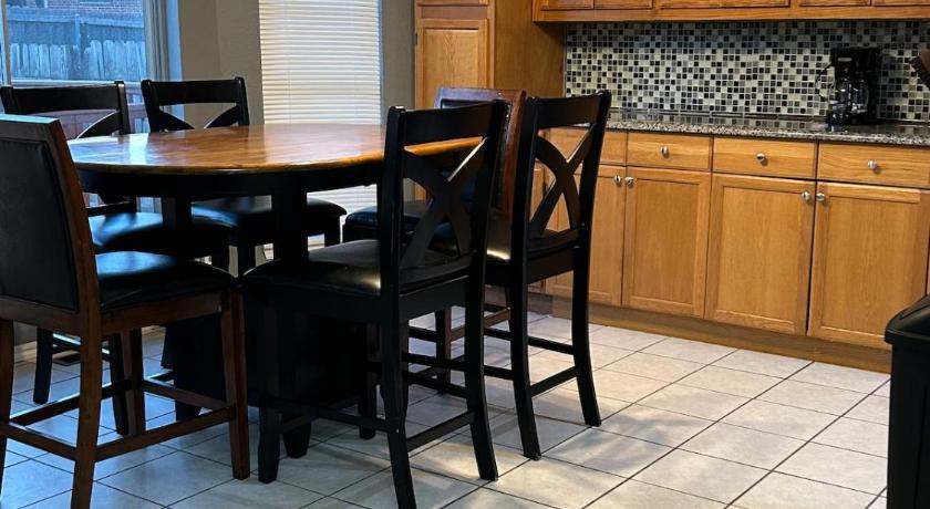 오클라호마 시티 (OK) Great Edmond home, near OKC with 3 beds, Wi-fi, cold AC, and central heat, fully fenced backyard 4성급 숙소 레스토랑