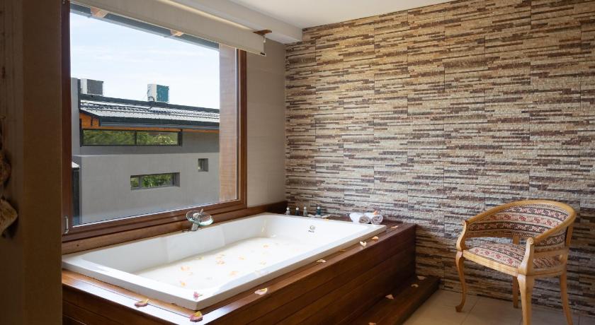 Image of Deluxe Suite with Spa Bath 4
