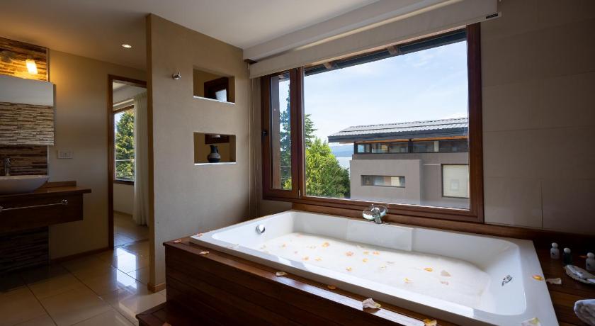 Image of Deluxe Suite with Spa Bath 2