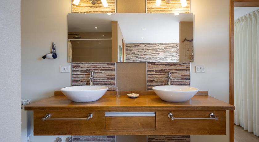 Image of Deluxe Suite with Spa Bath 6
