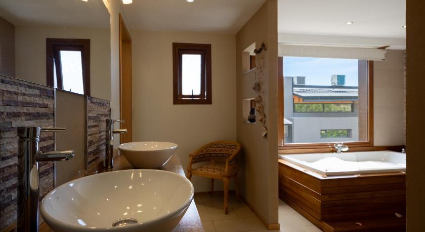 Image of Deluxe Suite with Spa Bath 7