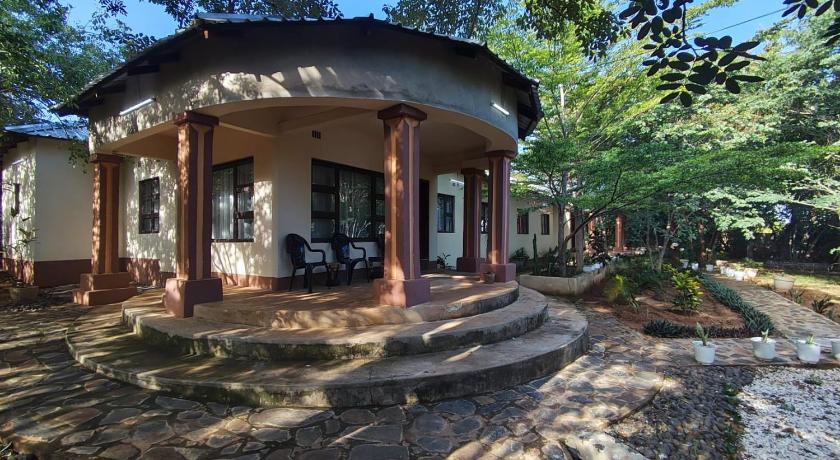 Kalahari Sand Ridge Inn - Quiet Self-catering Eco Lodge Near Victoria Falls, Livingstone