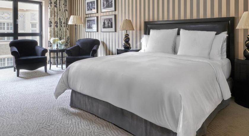 Deluxe klases numurs ar King izmēra gultu (Deluxe Room with King Bed) attēls 3