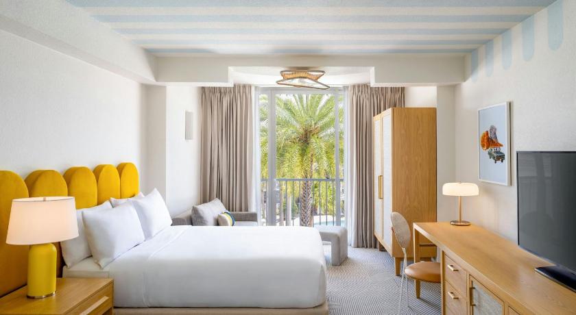 Image of TOWER room with Two Queen Beds + Sleeper Chair, low floor 2 - 9 1