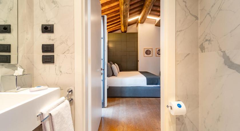 Image of Deluxe Balcony Room 8