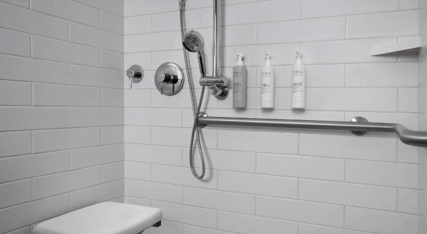 Image of 1 KING MOBILITY ACCESS ROLL IN SHOWER NOSMOK 8