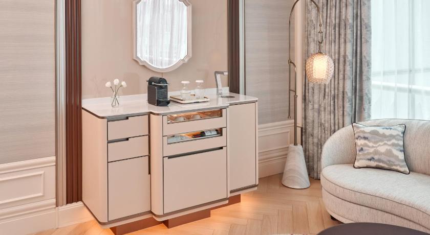 Image of Premier Specialty, Suite, 1 King, Botanical Garden View 1
