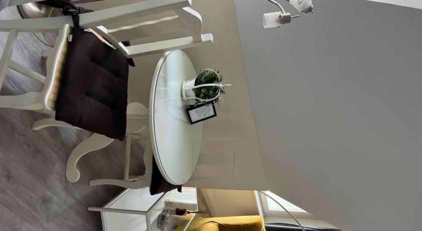 Image of Family Room 8