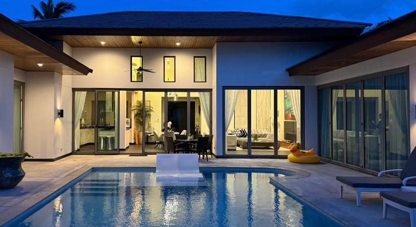 Beautiful villa walking distance from Bangtao Beach