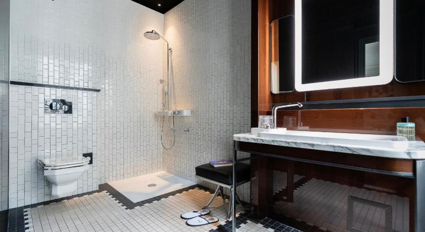 Image of Deluxe King Room 4