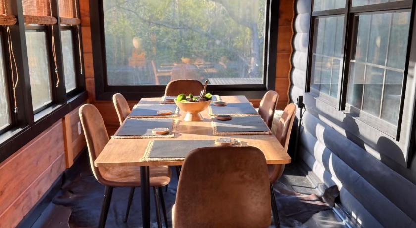 체리로그 Lakeside Cabin with Private Island, Hot Tub and Sauna 4성급 숙소 레스토랑