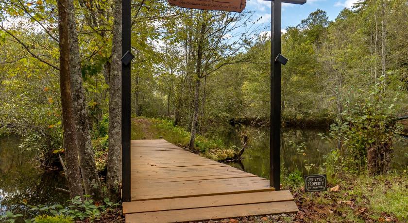 체리로그 Lakeside Cabin with Private Island, Hot Tub and Sauna 4성급 숙소 외관