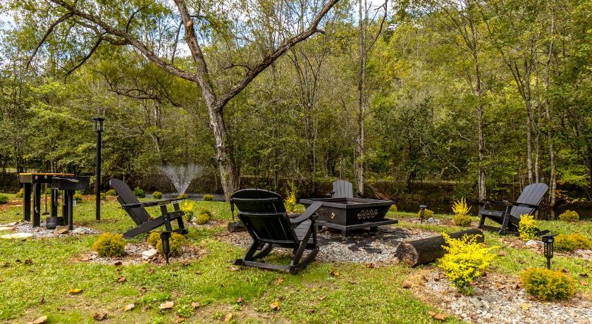 체리로그 Lakeside Cabin with Private Island, Hot Tub and Sauna 4성급 숙소 레스토랑