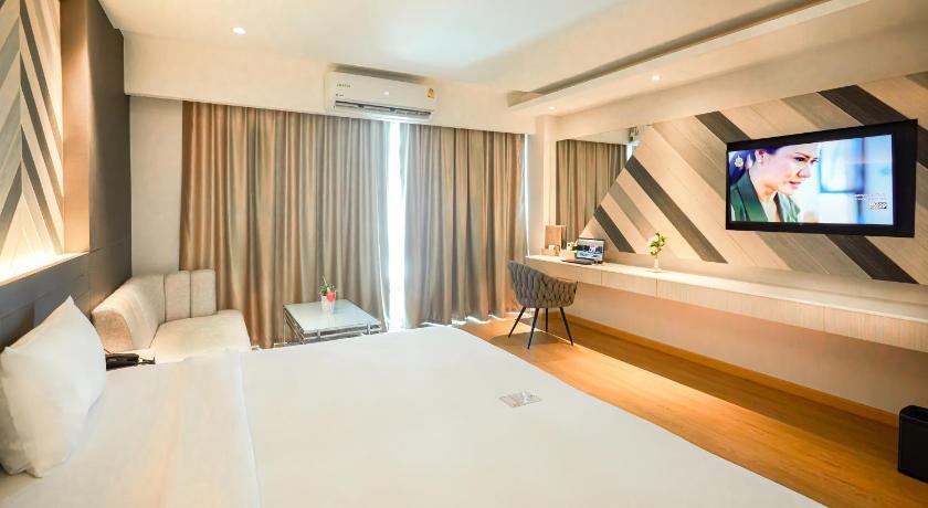 Image of Studio Bathtub Double Bed 4