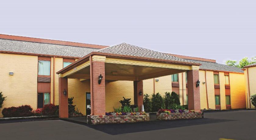 Days Inn & Suites by Wyndham Bloomington/Normal IL