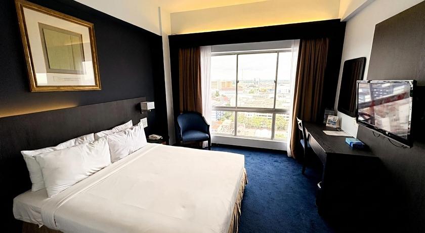 Image of Deluxe Queen Room with Mobility Access 0