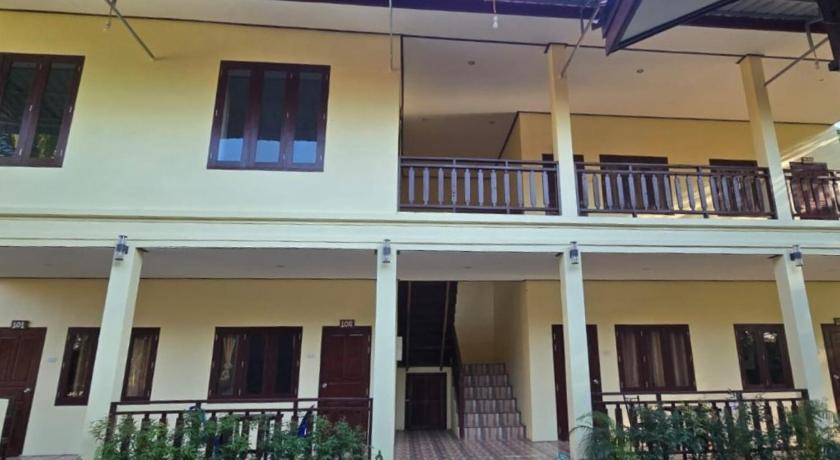 Image of Family Room with Garden View 3