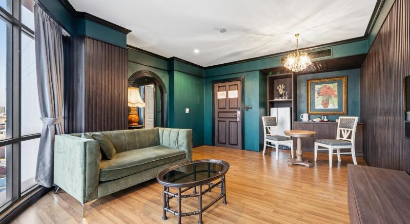 Image of King Suite with Pool View 3