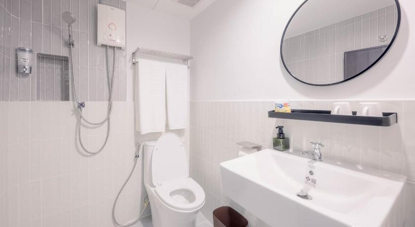 Image of Premier Twin Room with Shower 2