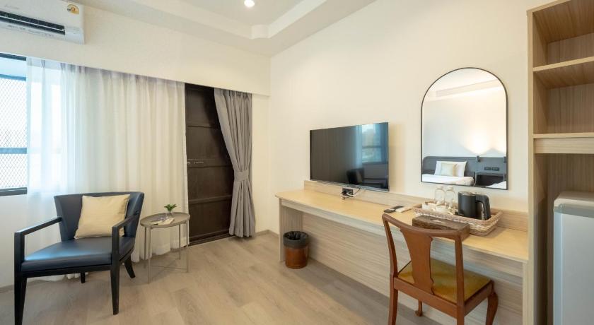 Image of Premier Twin Room with Bathtub 3