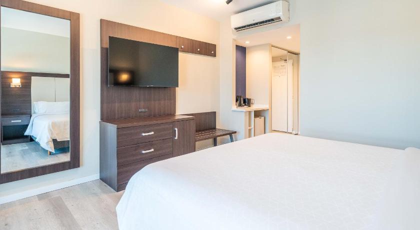 Image of 1 King Bed Wheelchair Accessible Non-Smoking 3