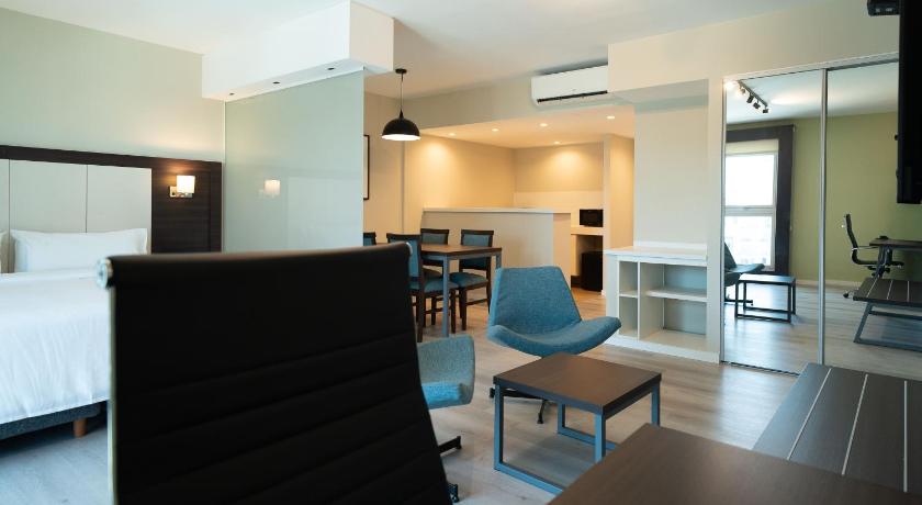 Image of 1 King Bed Suite Non-Smoking 1