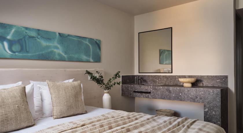 Image of Deluxe Double or Twin Room with Panoramic Sea and Pool View (3 Adults) 10