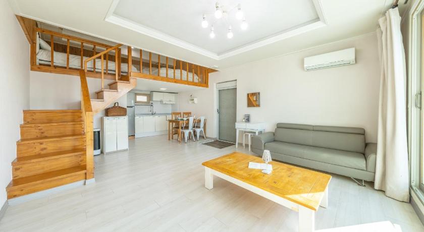 Image of One-Bedroom House 1 3
