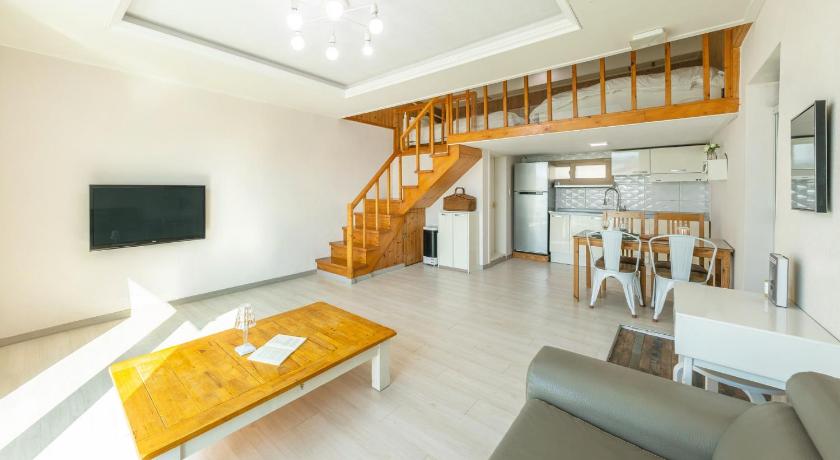 Image of One-Bedroom House 1 4