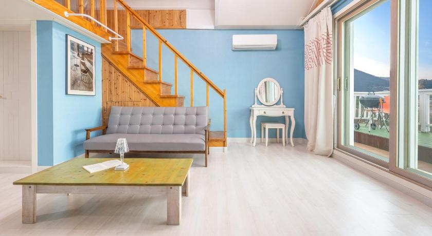 Image of One-Bedroom House 2 3