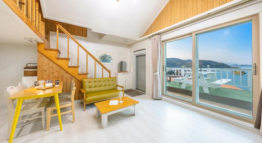 Image of One-Bedroom House 3 3