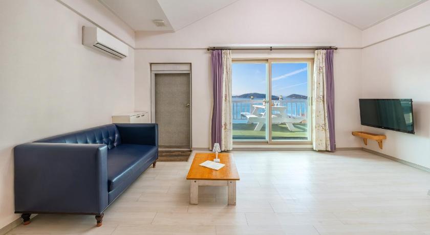 Image of One-Bedroom House 4 7