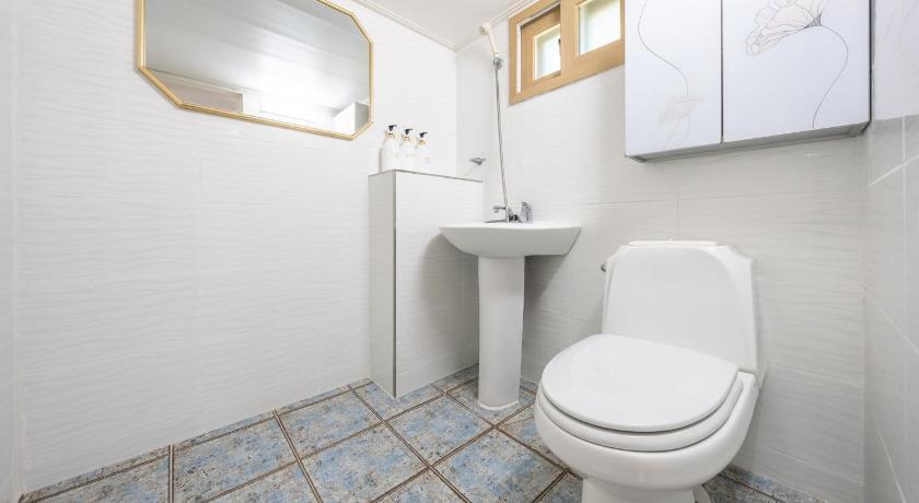Image of One-Bedroom House 4 2