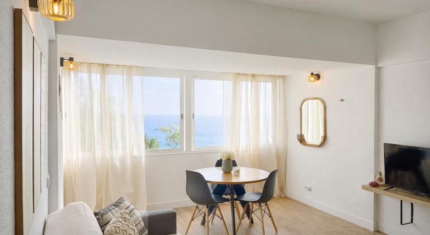 Sesimbra Beachfront Apartment - Direct Access