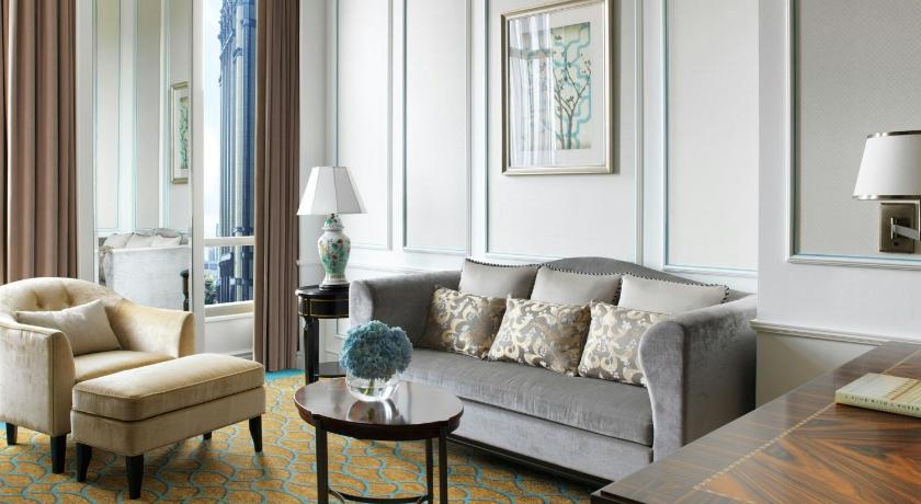 Image of One-Bedroom Premier King Suite with Club Access 7