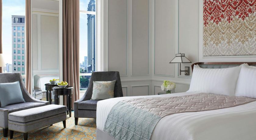 Image of One-Bedroom Premier King Suite with Club Access 4