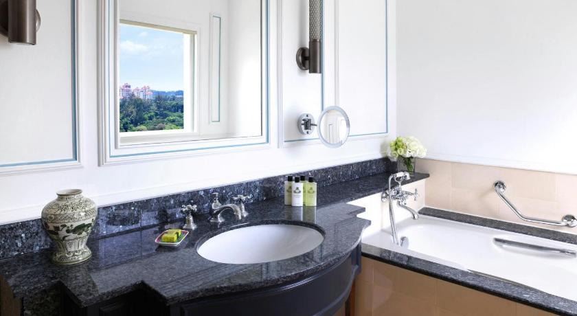 Image of One-Bedroom Specialty King Suite with Club Access 2