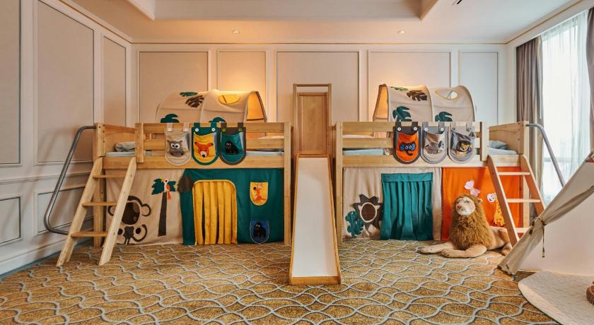 Image of One-Bedroom Family Suite with Club Access 6