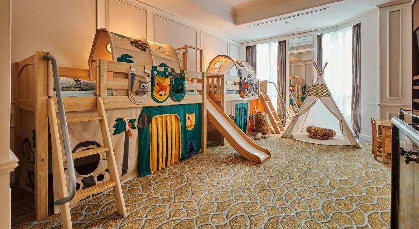 Image of One-Bedroom Family Suite with Club Access 4