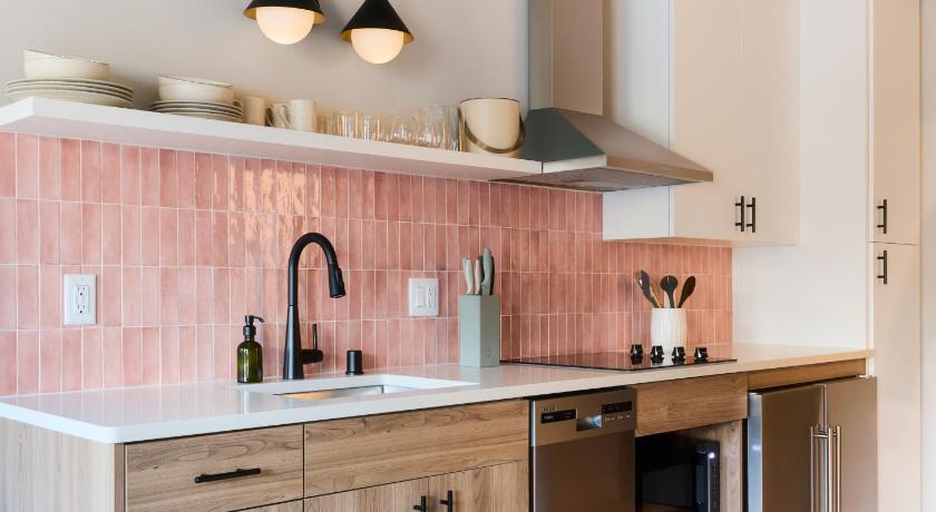 マディソン The Dylin 3つ星 ホテル プール