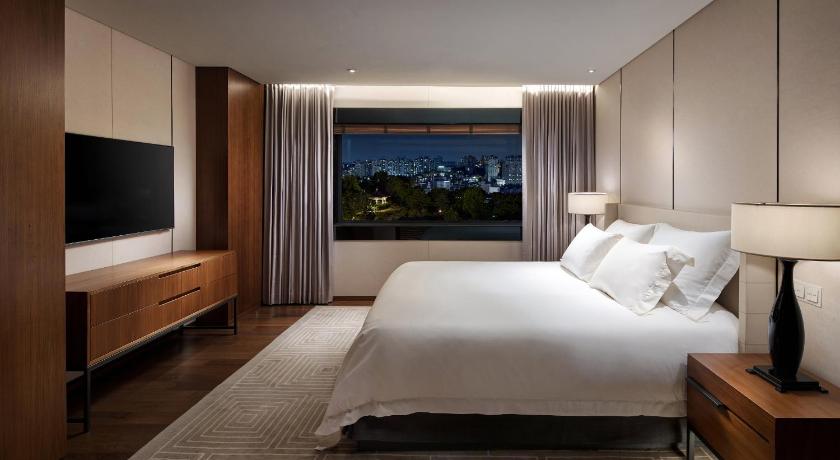 Superior lakosztály kétszemélyes ággyal – lounge használattal, a kültéri medence használata nélkül (Superior Suite with Double Bed - Lounge Access Included, Outdoor Pool Access Excluded) fotója 1