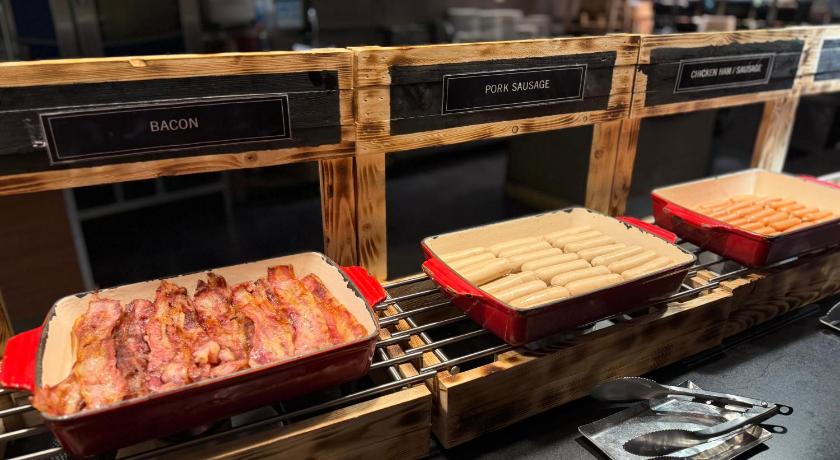 Image of Premier King, Guest room, 1 King, City view, High floor 15