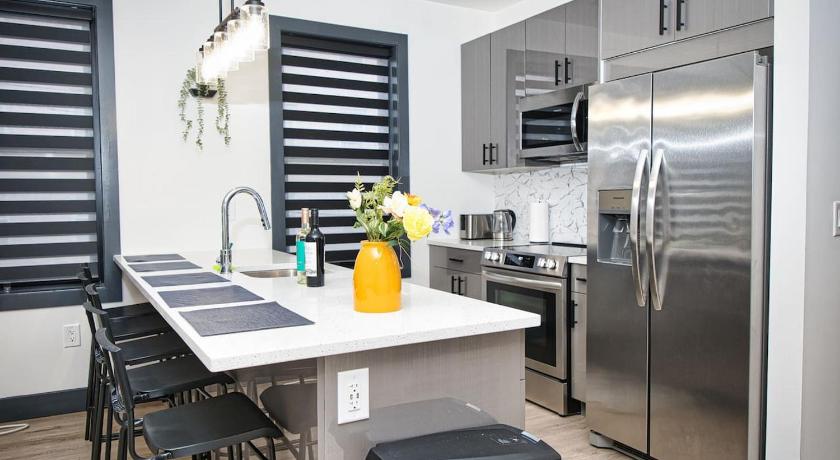West New York Great Location-20 Mins to NYC-Free Indoor Parking 4-Star Accommodation restaurant
