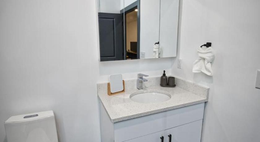 West New York Great Location-20 Mins to NYC-Free Indoor Parking 4-Star Accommodation view