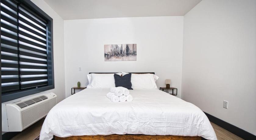 West New York Great Location-20 Mins to NYC-Free Indoor Parking 4-Star Accommodation pool