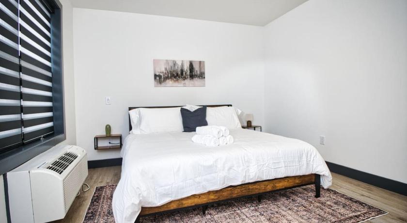 West New York Great Location-20 Mins to NYC-Free Indoor Parking 4-Star Accommodation suite