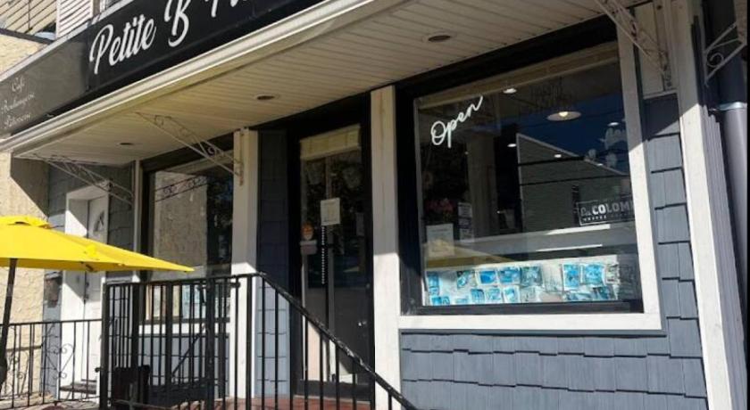 West New York Great Location-20 Mins to NYC-Free Indoor Parking 4-Star Accommodation suite