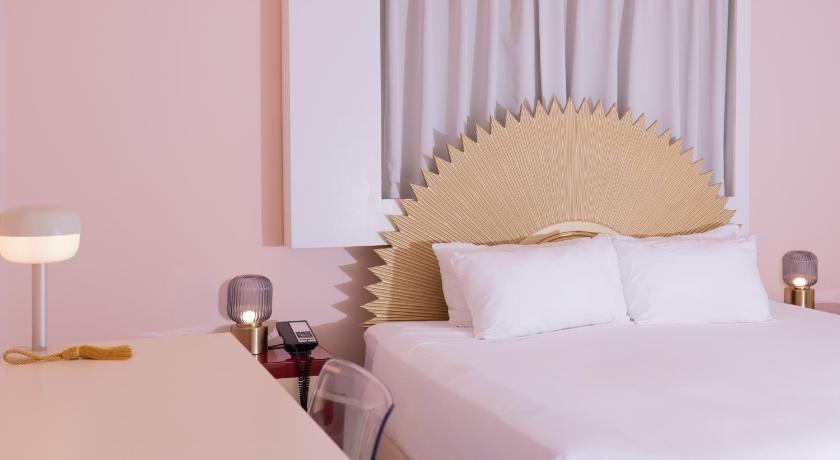 Image of Standard King Room 12
