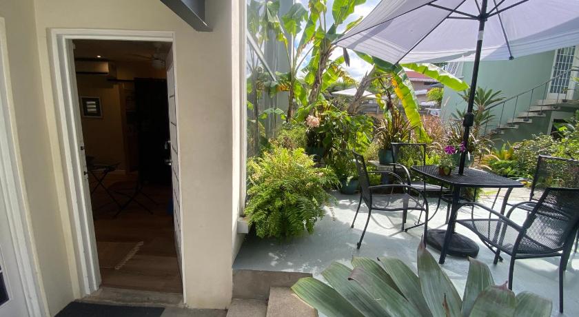 Image of Queen Room with Garden View 9